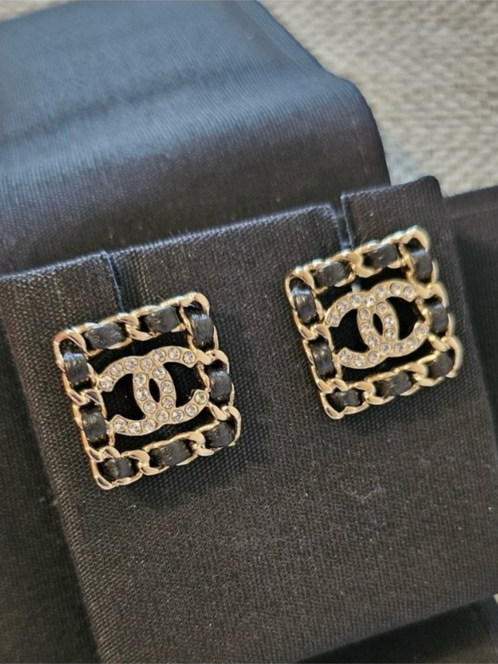 🖤 ChaneI Black Gold Tone Braided Square Logo Crystals Earrings